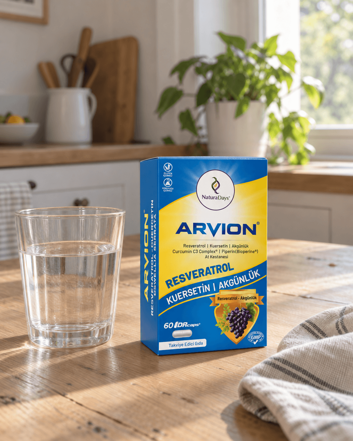 Doğal sabah ışığında Resveratrol ambalajı ve bir bardak su